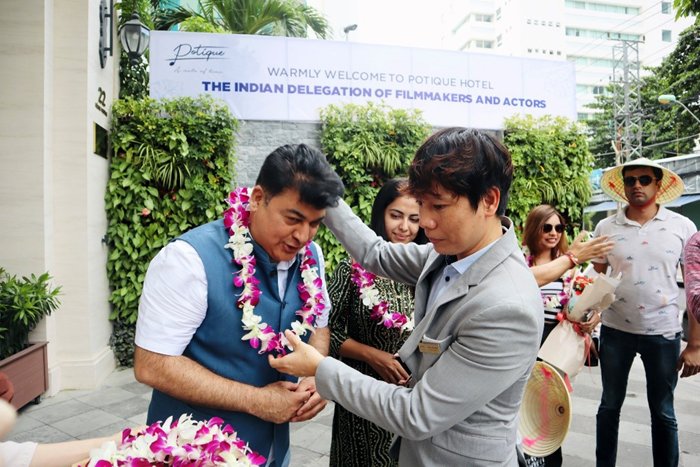 Tổng Quản lý khách sạn Potique tặng hoa Đại úy Rahul Sudesh Bali